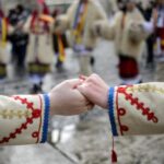 Hai să le dăm peste mână, frați cu inima română! – CRITICII.RO